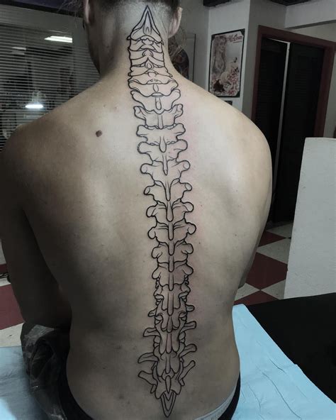 idee tatouage colonne vertebrale|Tatouage colone vertebrale